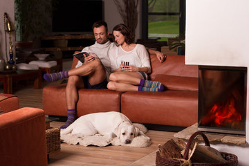 Glückliche Momente: Zeit zu Hause mit Familie und Freunden