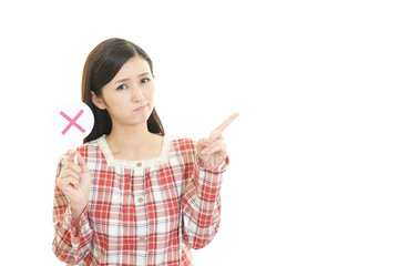 禁止の意思表示をする女性