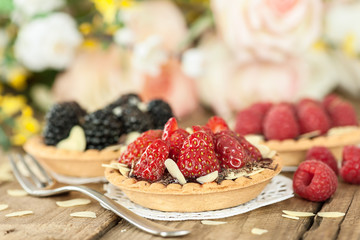 Tartelettes mit Erdbeeren, Himbeeren und Brombeeren