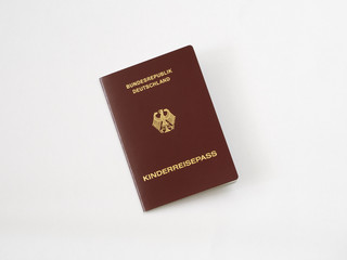 Kinderreisepass freigestellt schräg