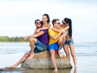 Obraz premium happy friends on summer beach