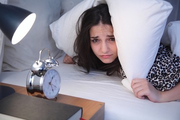 Junge Frau mit Schlafproblemen