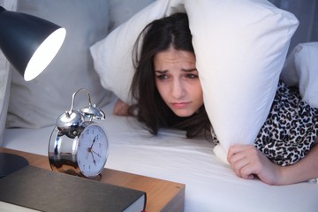 Junge Frau mit Schlafproblemen