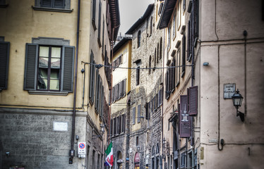 Fototapeta na wymiar small backstreet in hdr in Florence