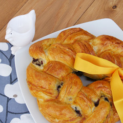 treccia di pane alle olive su piatto_ Pasqua