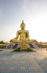 Obraz premium ANGTHONG, THAILAND - April 13: Wat Muang temple in the Songkran