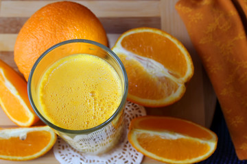 Natural orange juice and orange slices.