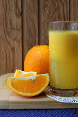 Natural orange juice and orange slices.