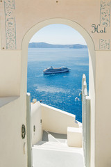 sea liner under arch on Santorini in Greece - obrazy, fototapety, plakaty