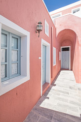 Fototapeta na wymiar street with pink walls on Santorini in Greece