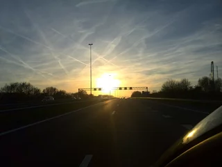 Foto auf Leinwand Ondergaande zon op de snelweg © Tess Groote