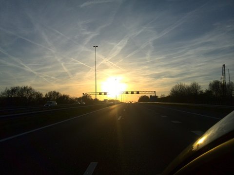 Ondergaande zon op de snelweg
