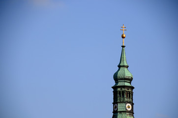 Fototapeta na wymiar kirchenturm und blauer himmel