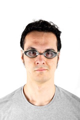 Obraz premium Studio strzałów młodego człowieka z okularów pływackich