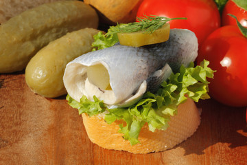 Baguette, saurer Hering, Rollmops, Salat, Gemüse