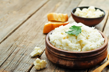 creamy cauliflower garlic rice