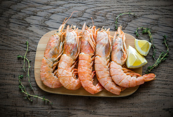 Raw shrimps with lemon wedges © alex9500