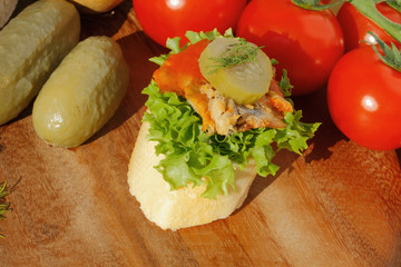Baguette, Heringsfilet, Tomatensauce, Salat, Gemüse