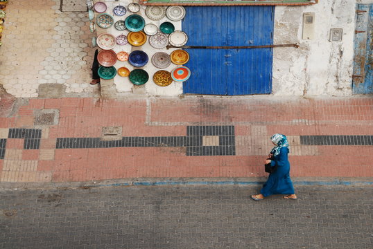 Femme dans la m&eacute;dina d'Essaouira