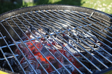 Grill mit Holzkohle