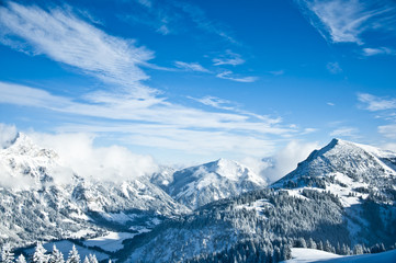 Fototapeta na wymiar Verschneites Bergpanorama