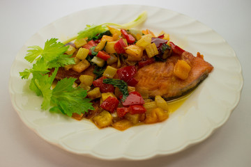 鮭のムニエル彩り野菜ソースがけ