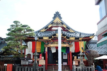 Obraz premium 祭事で彩られたお寺