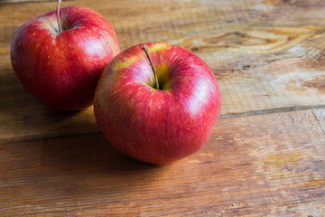 red ripe apples on a wooden table