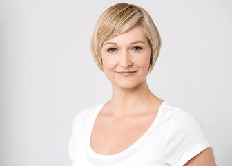 Obraz premium Casual pose of smiling mid woman