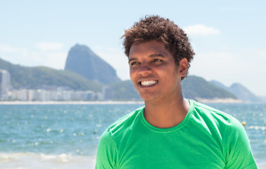 Entspannter Latino im grünen Shirt an der Copacabana