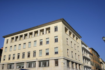 Facciata edificio moderno giallo, uffici, nuova edilizia