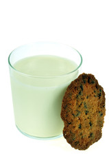 Un verre de lait et un cookie