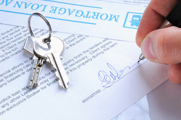 Client signing a mortgage loan agreement