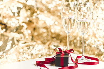 Zwei Sektgläser und Geschenk