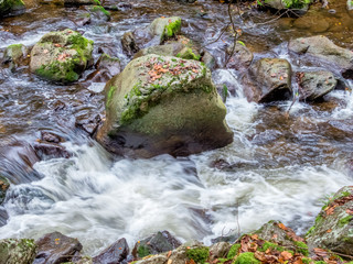 Bach mit fließendem Wasser