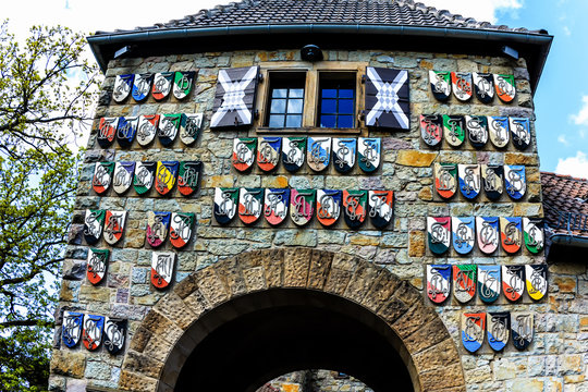 Wappentor der Wachenburg in Weinheim an der Bergstra&szlig;e