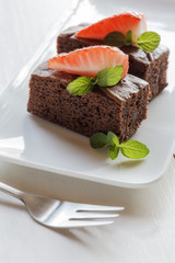 Brownies mit Erdbeeren und Minze