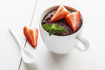 Schokoladen-Tassenkuchen mit Erdbeeren und Minze