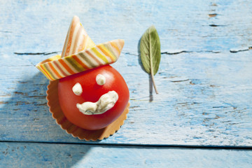 Tomate, Gesicht mit Sombreroni Nudel, Mayonaise, Sombrero