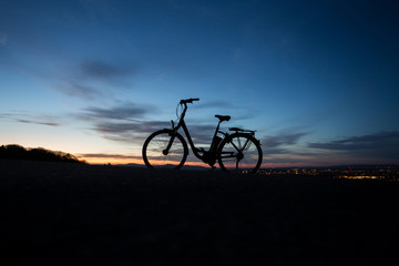 Obraz na płótnie Canvas electric bicycle in sunset