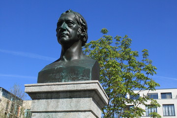 Fototapeta na wymiar Hegel Denkmal an der Berliner Humboldt Universität