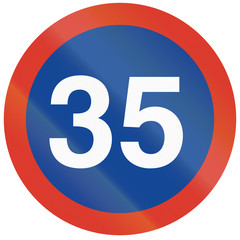 Argeninian traffic sign: Minimum speed of 35 kilometers per hour