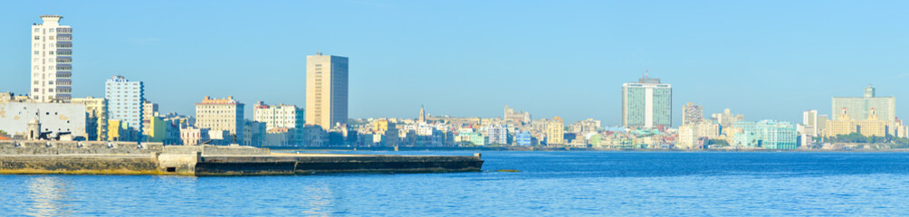 Fototapeta na wymiar Panoramic image of the Havana skyline