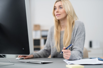 junge frau arbeitet am schreibtisch