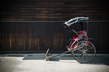 Rickshaw japonais avec mur en bois dans la vieille ville de Takayama au Japon