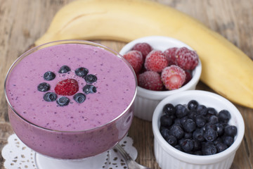 Smoothies of frozen strawberries , blueberries and banana with y