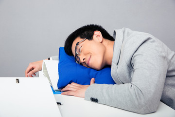 Obraz premium Asian businessman sleepig on the table