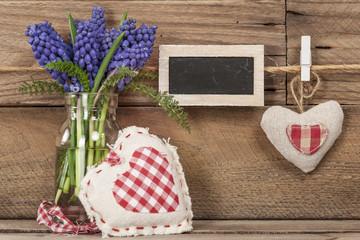 Frühlingsblumen mit Schiefertafel auf Holzhintergrund