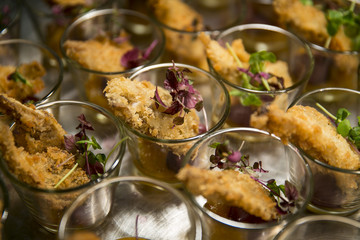 Tablett mit Catering / Schnitzel im Glas