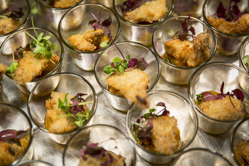 Tablett mit Catering / Schnitzel im Glas